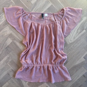 Rosa blus - Jättefin rosa blus med volang!