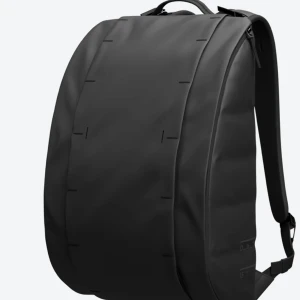 Svart Hugger ryggsäck från Db, Douchebags  - Säljer en sparsamt använd ryggsäck från märket Db, Douchebag i modellen ”hugger base backpack”. Väskan är svart.   Nypris: 1 399 kr. 