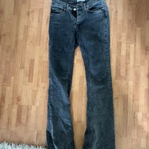 Svarta bootcut jeans  - Svarta lågmidjade bootcut jeans från Gina tricot. Lite slitningar i hälen. Storlek 36 i midjan. 