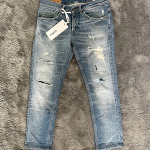 Dondup George  - Tja! Säljer dessa sköna dondup jeansen! Jeansen är i modellen george skinny fit vilket är sjuk fet modell, jeansen har schysst tvätt me original slits! Skriv vid frågor och bilder