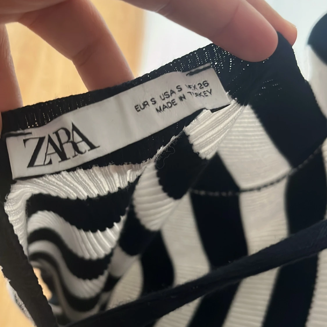 Randig ribbad topp med snörning från Zara - 2