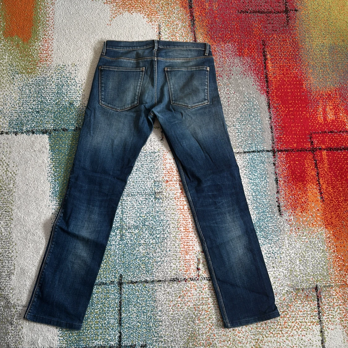 Blå jeans från Acne Studios med en sjuk fade - 2