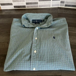 Rutig skjorta från Ralph Lauren M - Snygg rutig skjorta från Ralph Lauren i grönt, blått och vitt. Skriv vid intresse!!!!