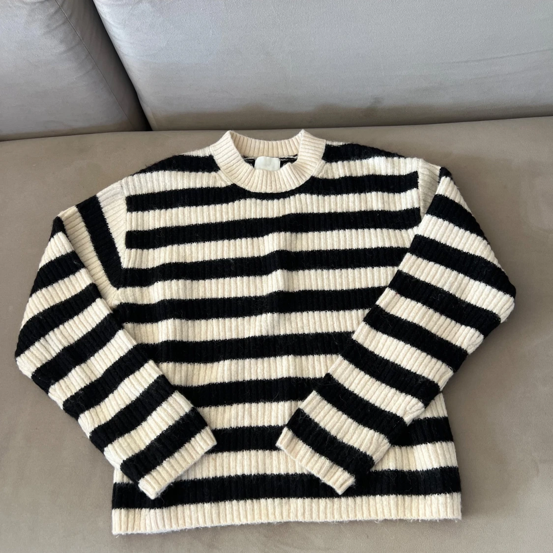Randig svartvit stickad tröja