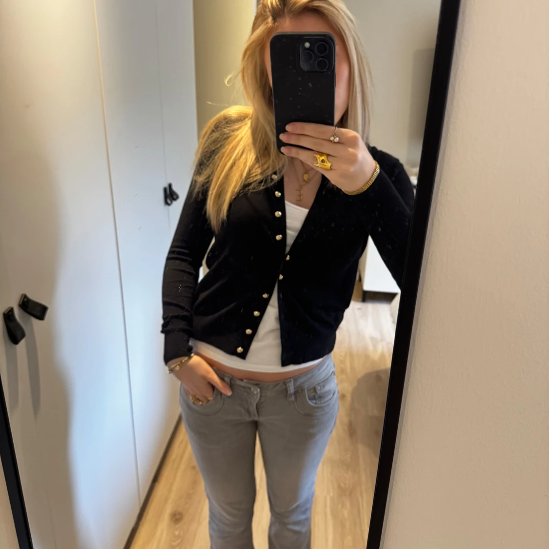 Svart kofta med guldknappar - 1