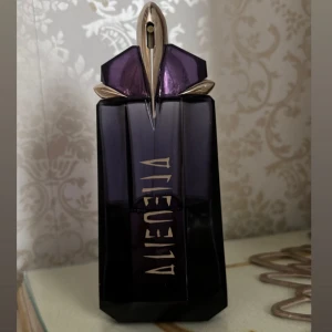 Alien parfym från Mugler lila/guld - Alien från Mugler finns halva parfym kvar 