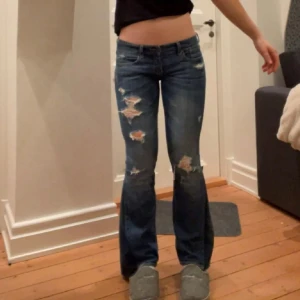 Mörkblå lågmidjade jeans med hål - Säljer dessa jättesnygga jeans som tyvärr inte passade, aldrig använda av mig och köpta här på plick! Strl W26 L29 och jag är 164 och dom passar mig i längden💗