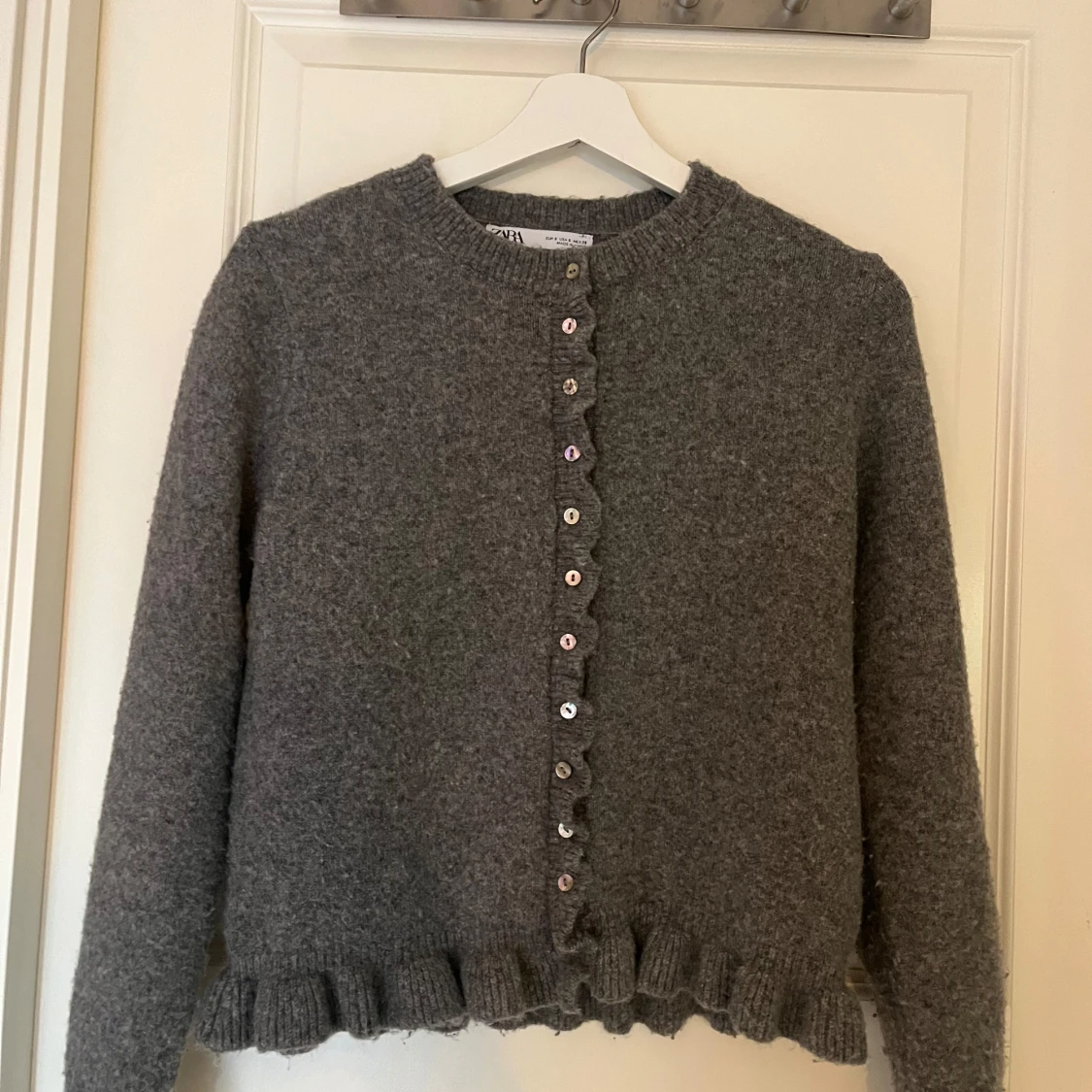 Grå kofta med volang från Zara - 1