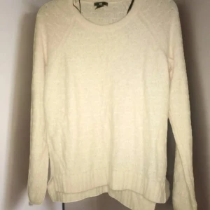 Fynda Tröja Dam | H&M | Angora ull | Stickad Tröja i Angora ull mm H&M tröja. - Oanvänd Tröja för Dam | H&M | Angora ull | Stickad Tröja i Angora ull mm H&M märkeströja.