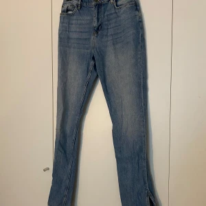 Blå jeans från NLY Jeans med dragkedja - mycket bra skick, som nya. 