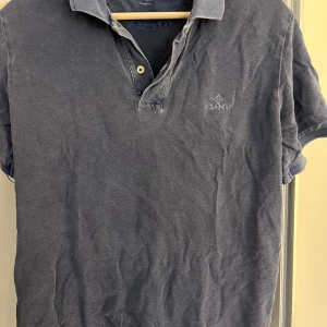 gant tröja  - pris kan diskuteras❗️grå pike tröja från gant i bra skick, skriv för frågor!