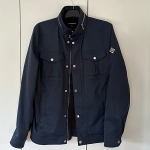 J.lindeberg jacka - Sinnesjukt snygg populär marinblå field jacket från J.lindeberg. Storlek M och den är sprillans ny helt oanvänd. Nypris på nästan 4000 kr och orderbekräftelse finns. Tveka inte vid minsta fråga eller fundering.