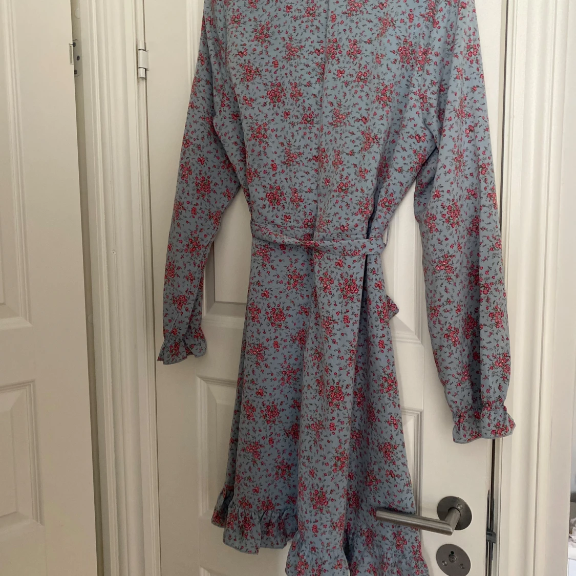 Blommig omlottklänning från NA-KD - 1