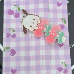Söta glittriga hårspännen- Sanrio - Tre gulliga hårspännen med glittriga djurmotiv och pastellfärger. Ett spänne har en hund med körsbär, ett har en kanin med blommor och ett har ett lamm med persikor. Perfekta för att piffa upp din frisyr med en söt och lekfull touch. Säljs 29kr/st