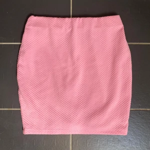 Rosa kjol från Amisu - Säljer en rosa tight kjol från Amisu. Kjolen är kort och väldigt stretchig i tyget, så den är skön att ha på sig!
