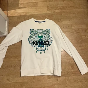 Vit Kenzo sweatshirt med tigertryck XS - Säljer en vit sweatshirt från Kenzo i storlek XS som även passar S. Tröjan har rund halsringning och långa ärmar. Nypris runt 2000. Priset kan diskuteras! 