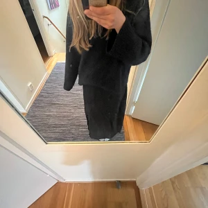 Svart långkjol - Säljer denna svarta lång kjolen från Gina trico. I storlek xs. 💗
