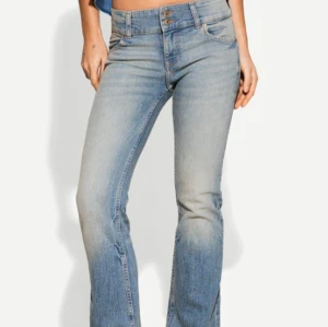 Bershka jeans  - Ljusblå jeans med låg midja och bootcut ifrån Bershka. Storlek 34 och superfint skick. Midjemått ca 34cm och innerbensläng ca 79cm. Hör av dig vid frågor 💗