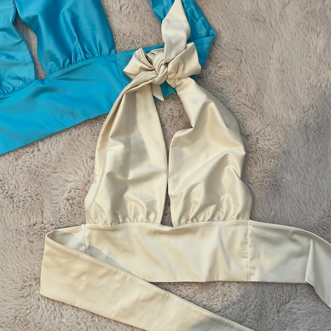 Satinlinnetopp i blått och champagne - 1