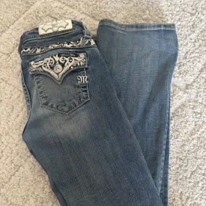 Miss Me jeans  - Sjukt snygga Miss Me jeans som är köpta på A2vintage. Byxorna är lågmidjade, bootcut och har snygga detaljer på fickorna. Dom är skonsamt använda men har ett litet hål sen innan längst nere vid foten. Ny pris ligger runt 1400kr. Säljer på grund av att dom blivit för korta. Det är bara att hör av er om ni vill ha fler bilder🌸