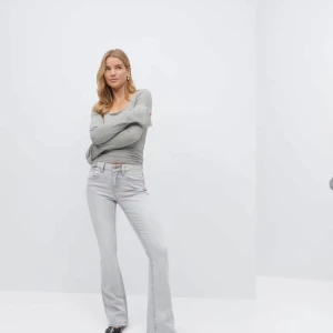 Ljusgrå bootcut jeans - Säljer ett par ljusgrå jeans med bootcut passform och klassiska fem fickor. Jeansen har normalhög midja och är med en lätt stretch. Jeansen är i längd tall. Endast testade med prislappen kvar, gick inte att skicka tillbaka varan. 
