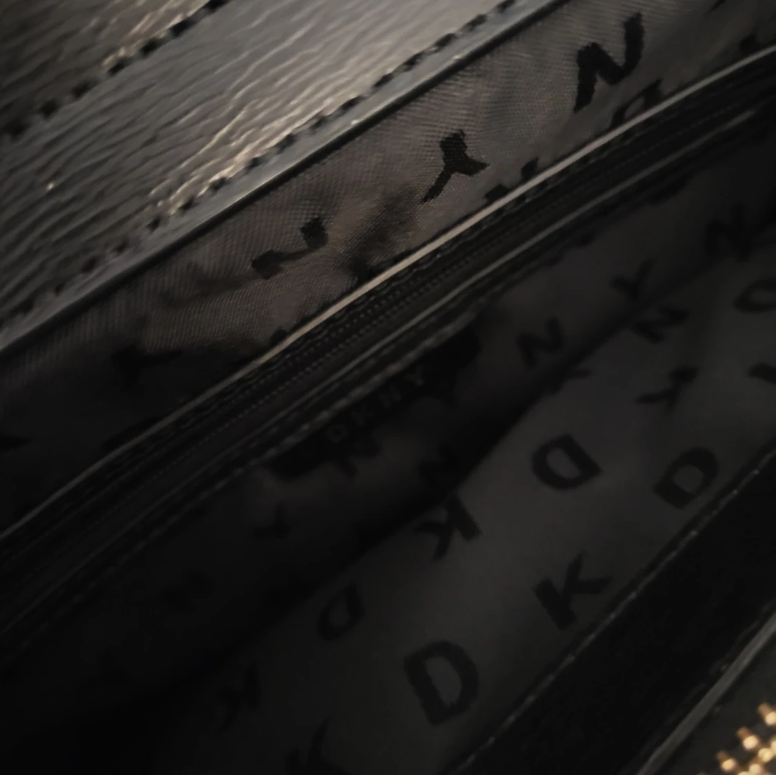 Svart handväska från DKNY med guldkedja - 2