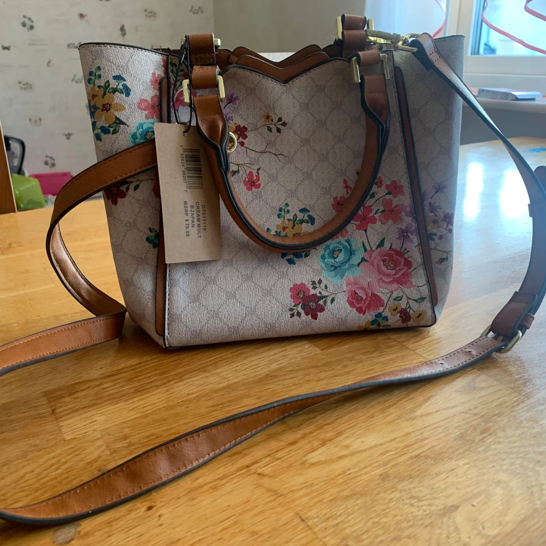 Beige axelväska med blommigt mönster