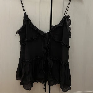 Svart volanglinnetopp från Zara - Säljer ett jätte snyggt populärt linne från Zara. Köpt på plick. (Bilderna är från hon jag köpte av) Pris kan diskuteras 💕