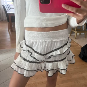 Vit volangkjol från Neo Noir - Kjol från Neo Noir 