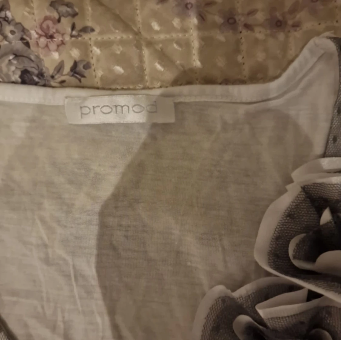 Vit ärmlös tröja med grå krage från Promod - 2