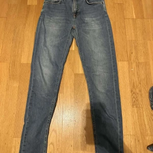 Blå jeans från Nudie Jeans - Blå indie jeans. Storlek W30 L32