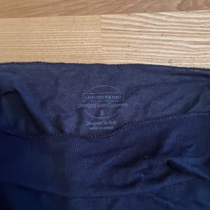 Mörkblå Intimissimi tröja - Superskön och tunn mörkblå långärmad tröja från Intimissimi i ultralätt cashmereblandning. Snygg, enkel design med rundad hals, den kommer inte till användning så av den anledningen säljer jag den den är nästa. Aldrig använd