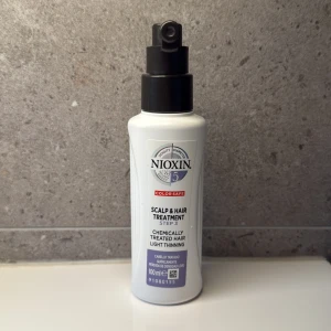 Nioxin Scalp & Hair Treatment - Nioxin Scalp & Hair Treatment Step 3. Kommer i en vit plastflaska med svart spraymunstycke, 100 ml. Bara provat 1 gång.