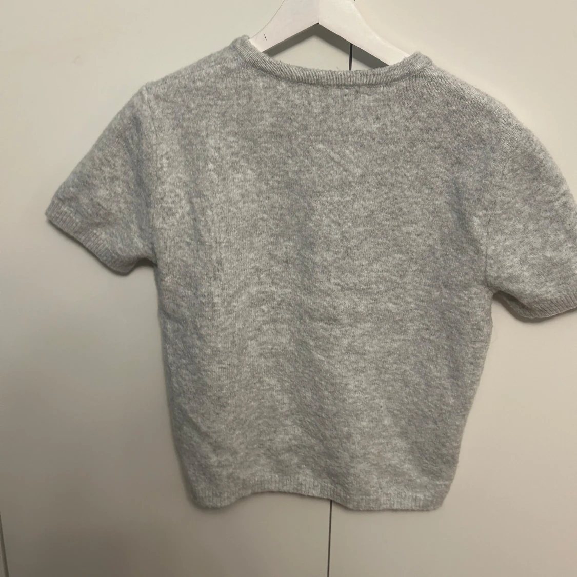 Ljusgrå kofta med pärlknappar från ONLY - 1