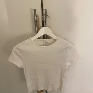 Ribbad tröja  - 20kr