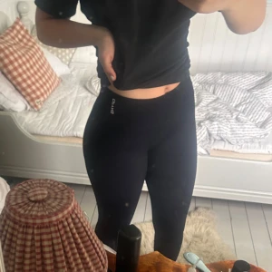 Dfyne impact tights - svarta leggings från DFYNE i impact modellen. Har använt 3 gånger ungefär så mycket bra skick🫰. Storlek M men små i storleken