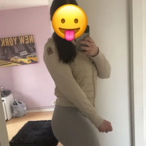  Parajumper jacka - Snygg beige jacka från Parajumpers med dragkedja och två fickor, jackan har även två innerfickor. Knappt använd då de var kallt väder när jag köpte den sen har jag bara glömt att den varit i garderoben.