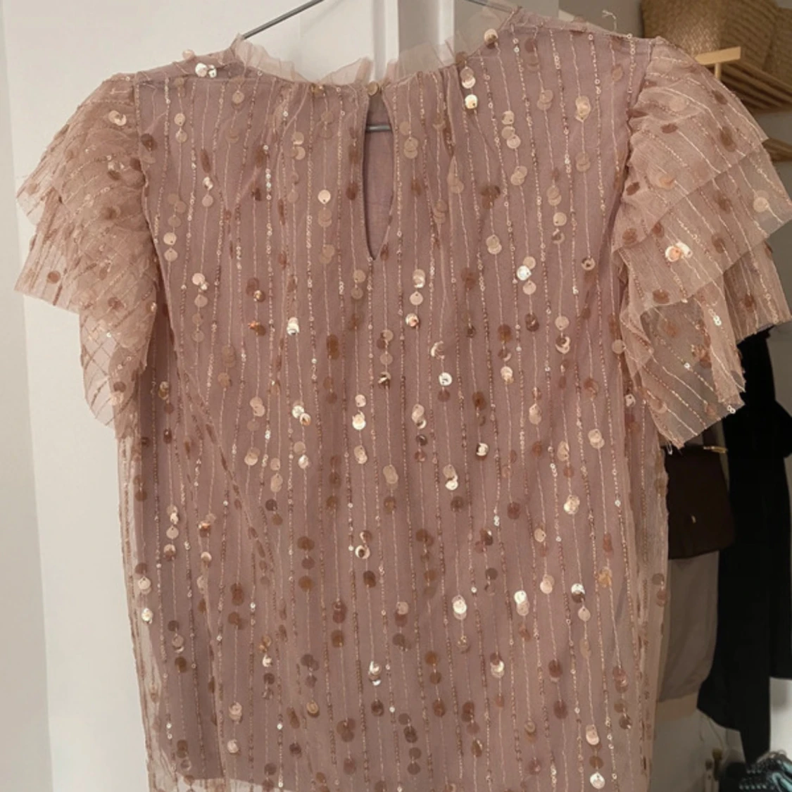 Rosa glittrig blus med volangärmar - 1