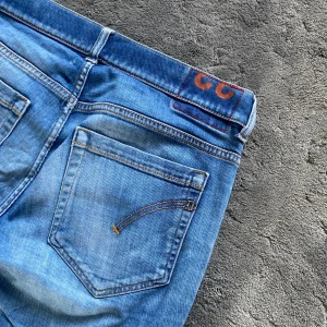 Dondup jeans GEORGE - Tja! Säljer ett par schyssta dondup jeans med sköna slitningar! Jeansen är i bra skick! Jeansen är i storlek w33! Skriv vid frågor eller bilder
