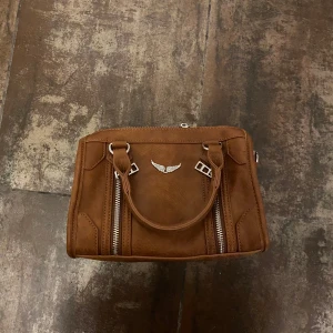 Brun väska - Brun väska. Använd 1 gång❌❌flyttar nästa vecka så kom med bud vill bli av med allt❌❌