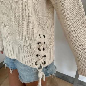 Beige stickad tröja med snörning!!💖 - Beige stickad tröja med lång ärm och snygg snörningsdetalj i sidorna! Finns inte längre på hm!!💖