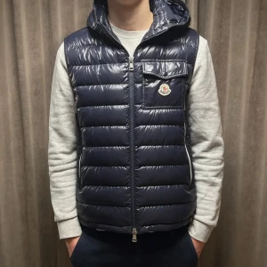 Moncler Ragot väst - Säljer nu denna Moncler Ragot väst för endast 3499✨sprillans ny 10/10 skick~ size 1=S pris går att diskutera✨ givetvis äkta bevis finns! Nypris 12k 
