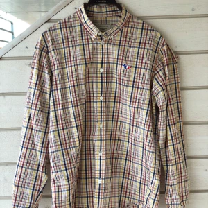 Maison Kitsuné flerfärgad rutig skjorta, storlek 41 - Rutig skjorta från Maison Kitsuné, inköpt på The Terrace Göteborg. Använd ett fåtal gånger, i perfekt skick. Storlek 41 motsvarar Large.