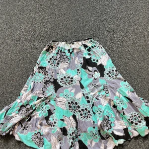 Vintage knälång kjol  - Aldrig använd! Prislappar kvar. Jättefin kjol och unik. Storlek M men funkar till L också. 