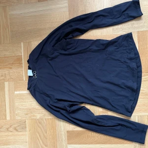 Ridtröja långärmad  - Långärmad svart ridtröja från hööks CRW mycket fint skick