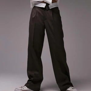 Kostymbyxor med nedvikt kant - Supersnygga kostymbyxor med nedvikt kant från Asos💕 Endast testade. Dom är lite oversized🌸 