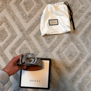 Gucci GG Supreme bälte med silverfärgat spänne - Säljer ett Gucci GG Supreme bälte med klassiskt silverfärgat GG-spänne. Bältet har beige och brunt monogrammönster och insida i ljust brunt skinn. Kommer med originalpåse och ask.Det finns lite skador i hålet men inte så farligt.                                                      Aktiv 24/7✅ Skickas inom 24h📦🚚 Kan gå ner i hugget 😃✅ Hör av er via frågor⁉️