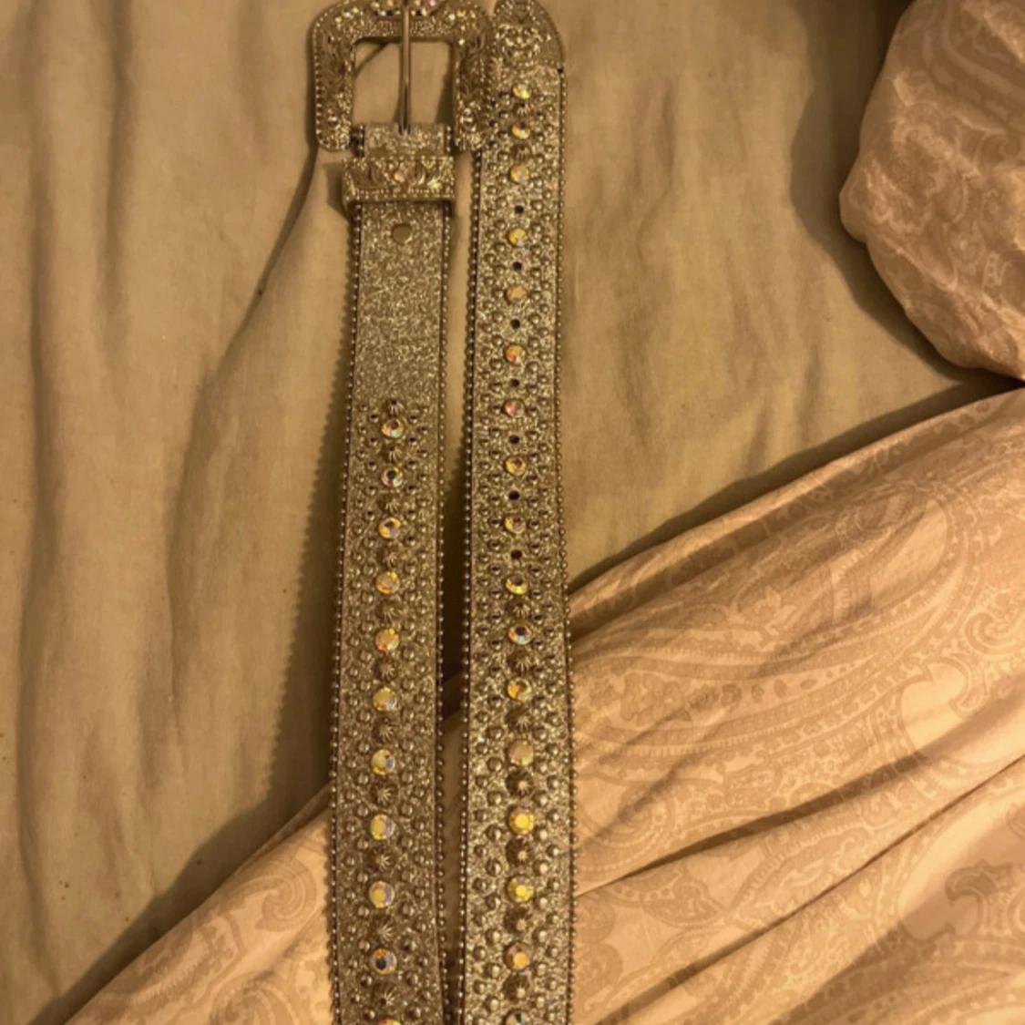 Glittrigt silverbälte med stenar