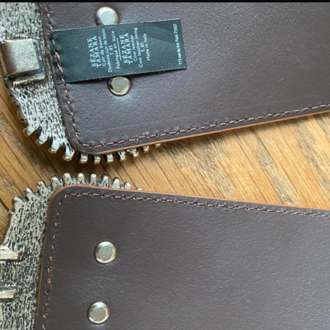 Brunt bälte med dekorativt spänne från Sezane  - 3