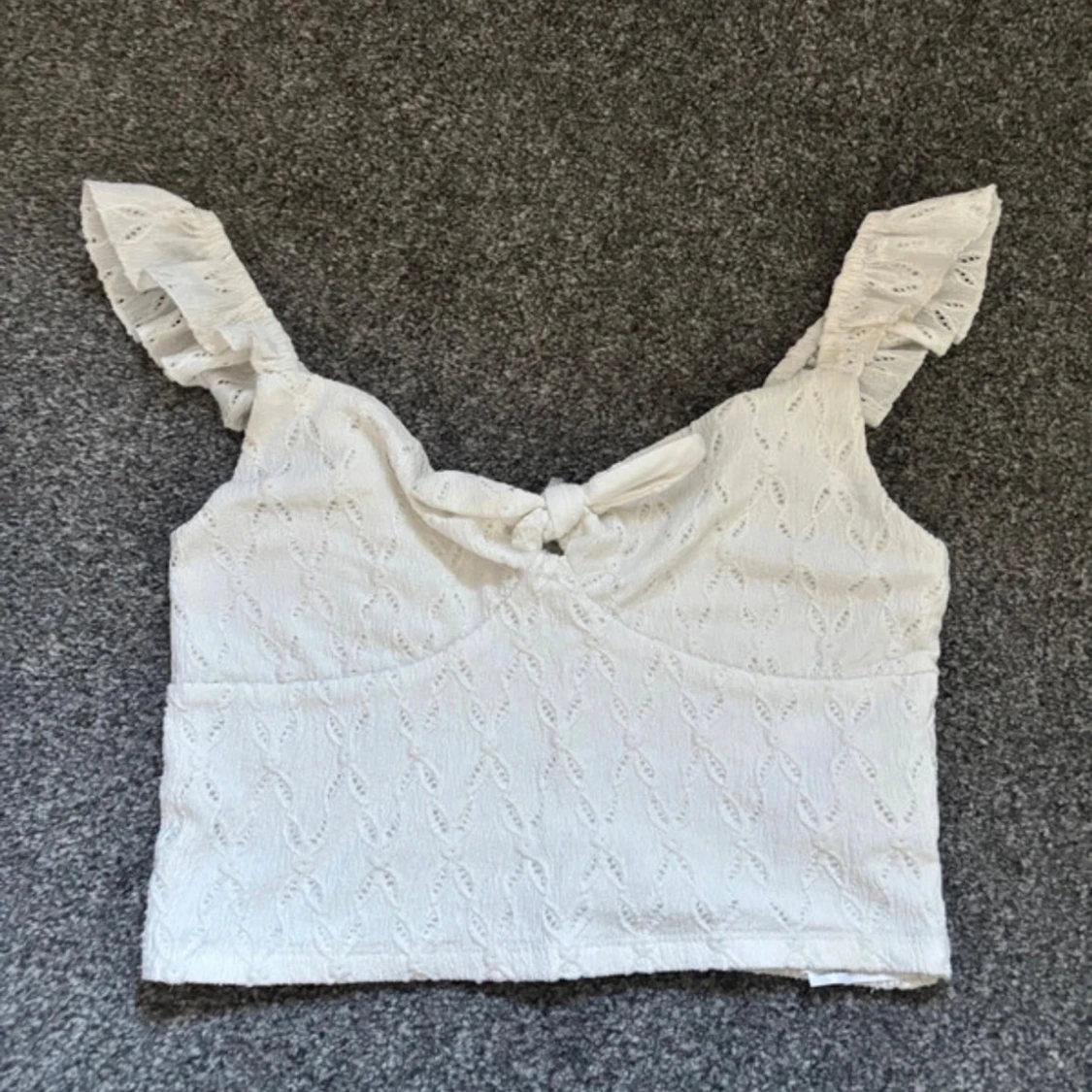 Croppas topp med volangärmar